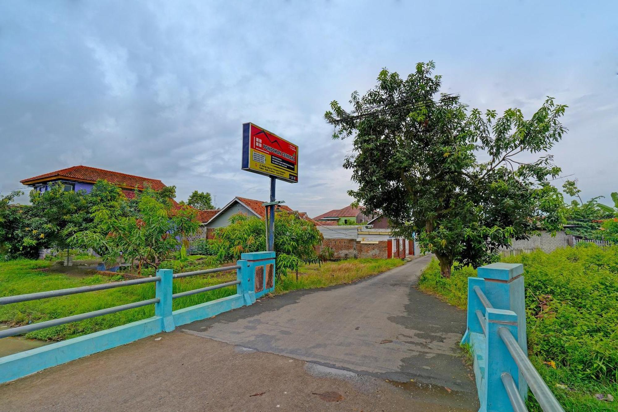 Oyo 91955 Pondokan Cempaka Cirebon Εξωτερικό φωτογραφία